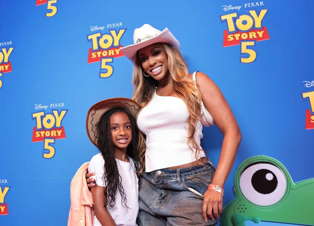 Celebran el estreno de Toy Story 5 con eventos que destacan familias negras y diversión para todos