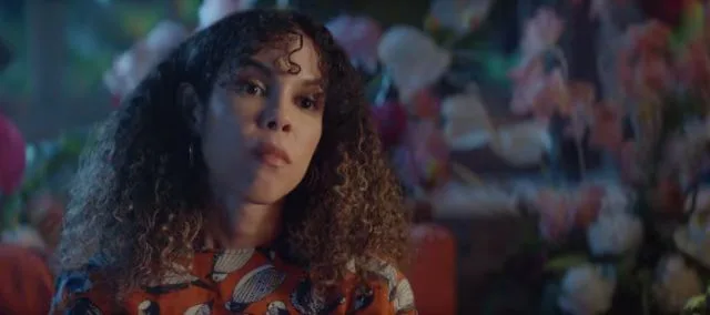 Un drama íntimo y onírico explora las complejidades de las relaciones en “La corta vida de las flores