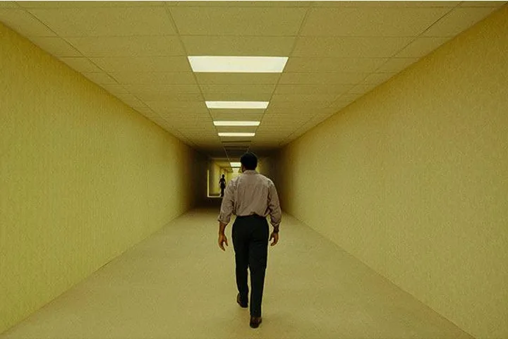 A24 lanza versión extendida de «Backrooms: Sin salida» con escenas inéditas en cines argentinos
