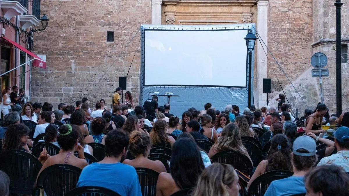 Catorce años proyectando cine al aire libre para fortalecer la comunidad en Palma