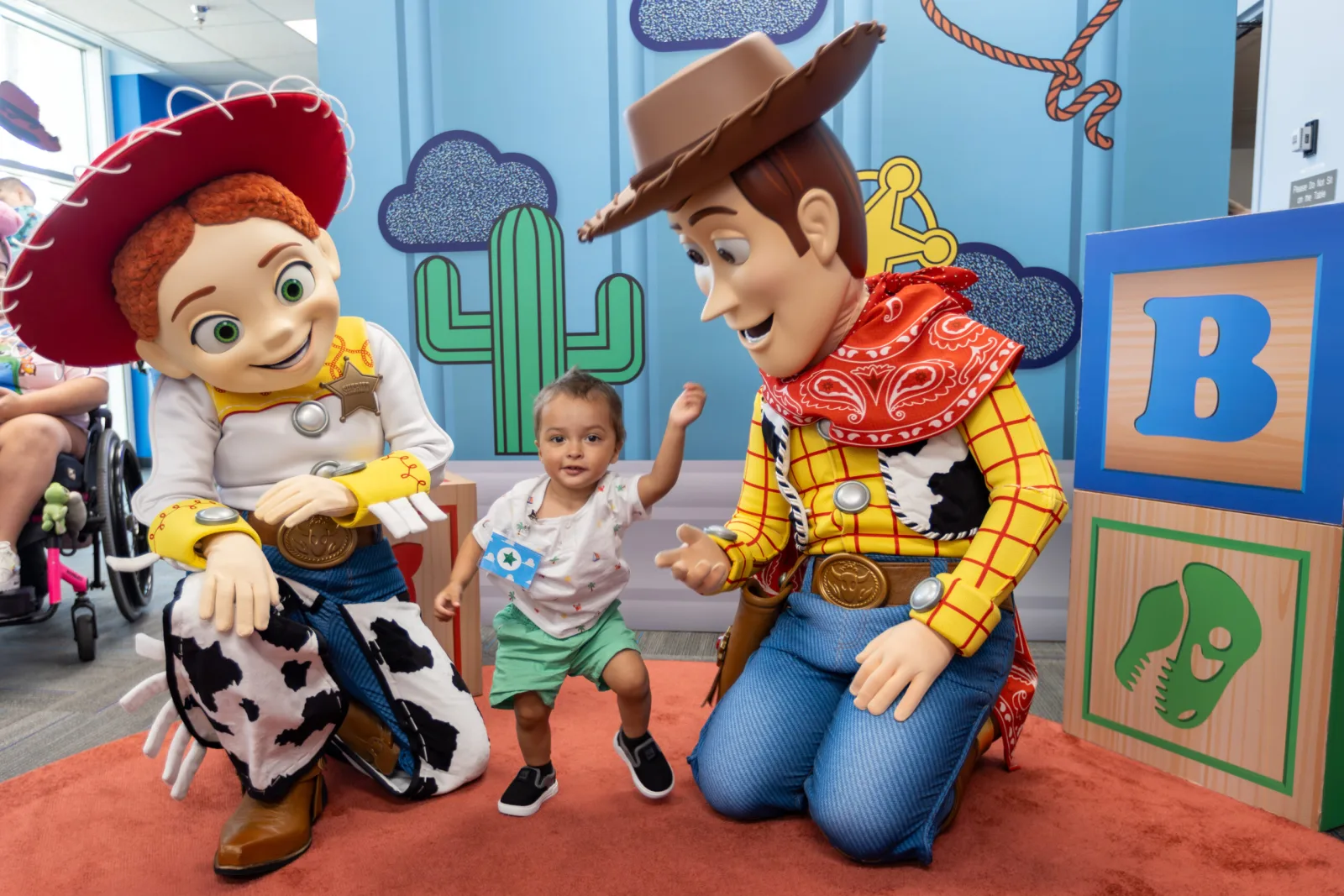 Disney y Pixar llenan de magia el hospital infantil Arnold Palmer con Toy Story 5