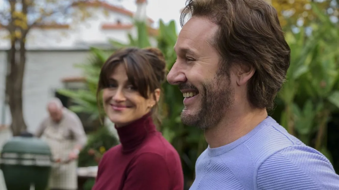 Netflix presenta las primeras imágenes de "Amor Rodante", comedia romántica argentina con Benjamín Vicuña