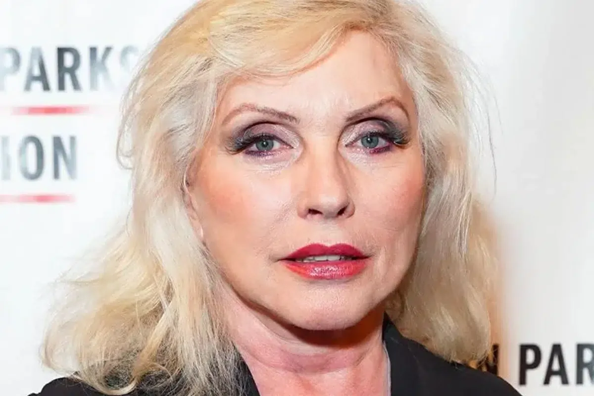 Debbie Harry y Pamela Anderson unen fuerzas en la comedia Maitreya