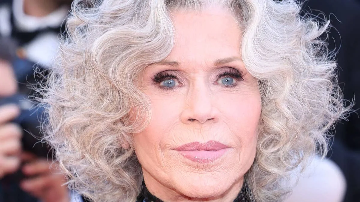 Jane Fonda deslumbra en Cannes con vestido ceñido de Gucci a sus 88 años